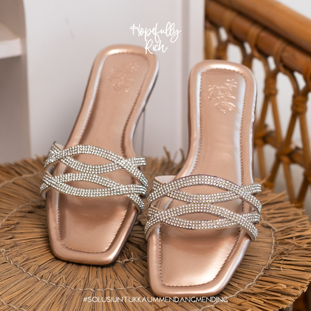 Hopefully Rich 012 Sendal Flat Slip Simple Party