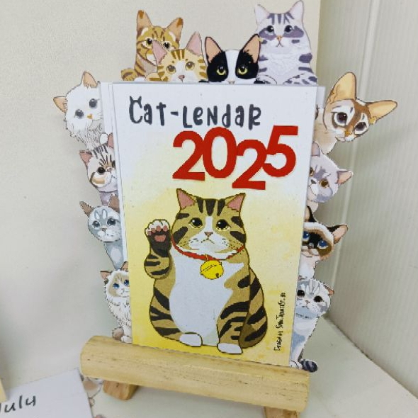 

Kalender meja kucing 2025 | Kalender meja unik | Kalender meja lucu 2025 (Tanpa hiasan Clay)