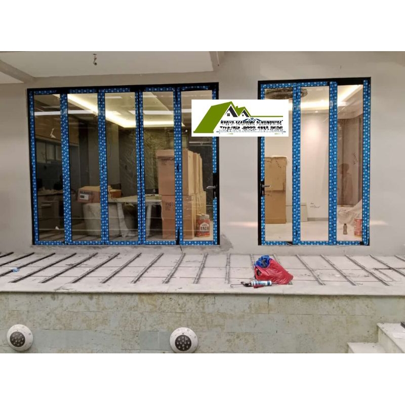 pintu lipat dan pintu sliding aluminium kaca pembatas ruangan depan atau halaman kolam renang belaka