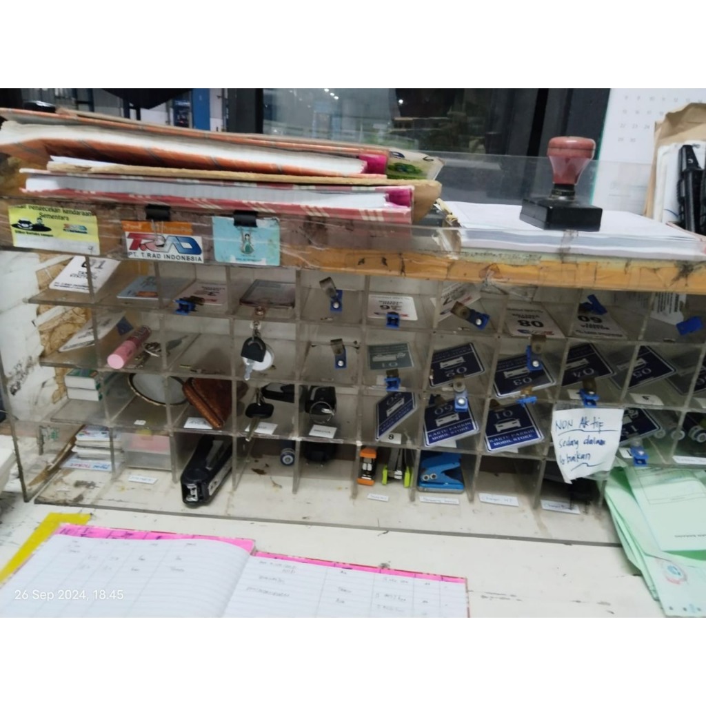 

Tempat kartu acrylic PxLxT 90x17x35cm