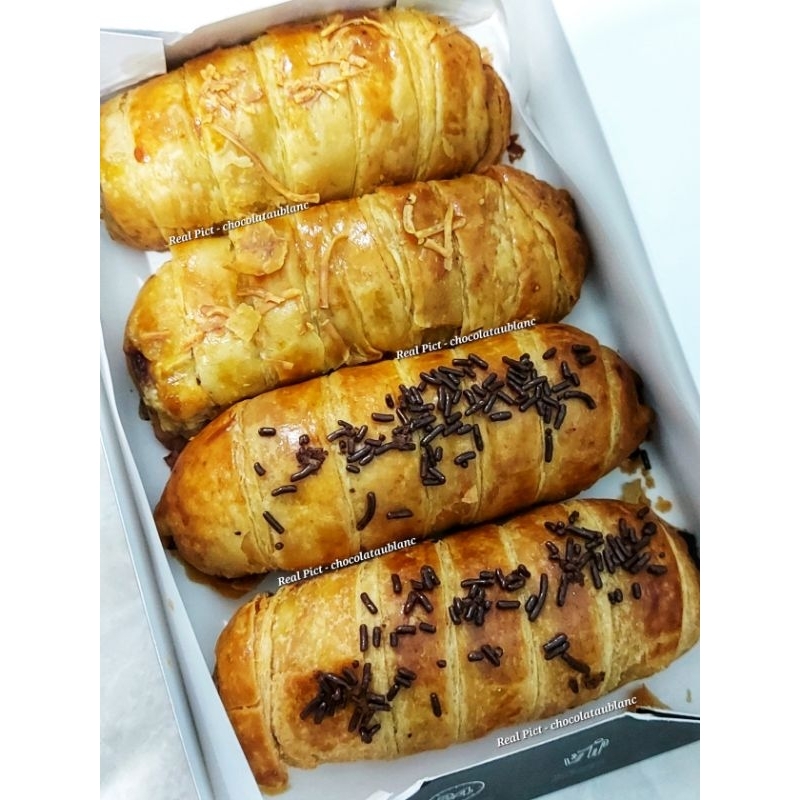 

[ / ] Bolen Lilit Yogya / BREAD.CO (isi 4 pcs) — JUMBO | ALWAYS FRESH FROM THE OVEN