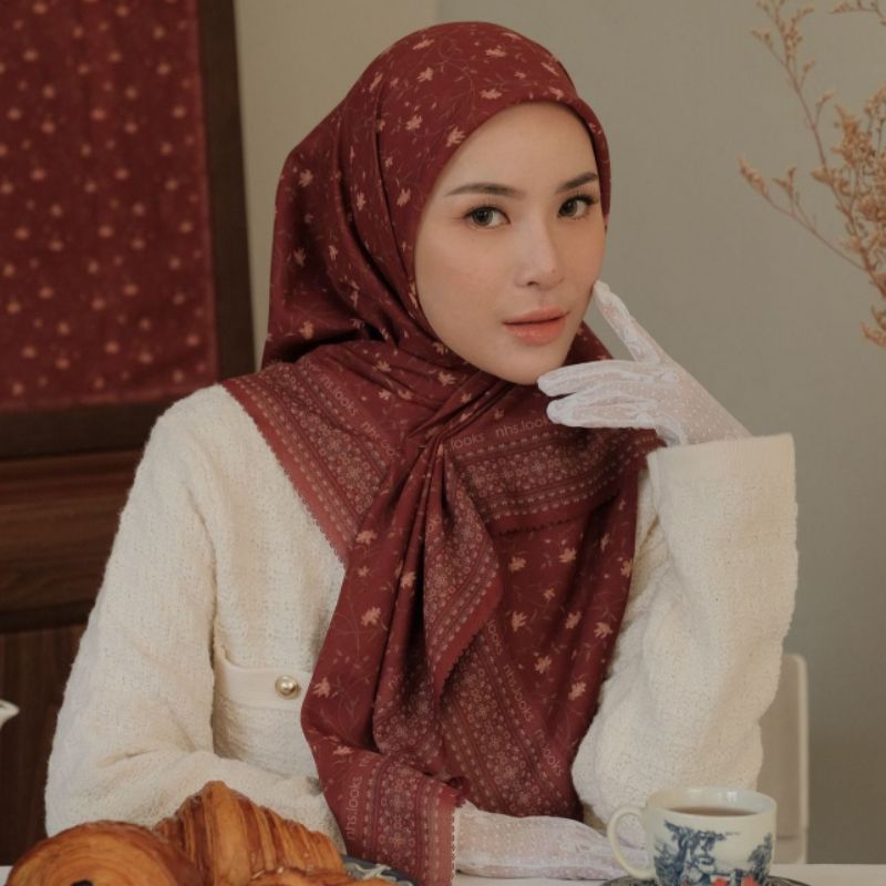 NHS.LOOKS - Signature Scarf