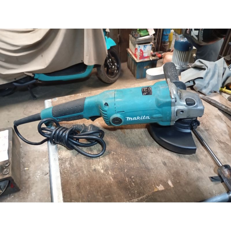 Mesin gerinda tangan 6 inch GA6020 merk Makita