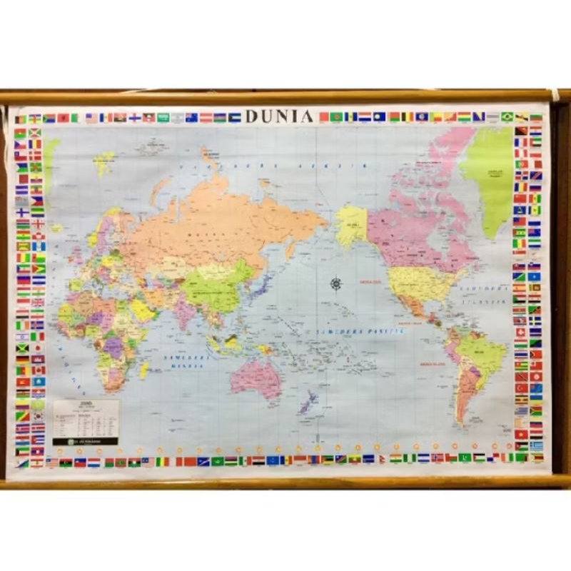 

Peta Dunia Besar / Sedang Bingkai Kayu