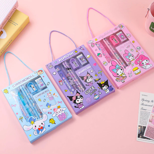 

Set ALAT Tulis SUNRIO Isi Tempat Pensil, Buku Catatan Mini, Pensil, Rautan, Penghapus dan Penggaris