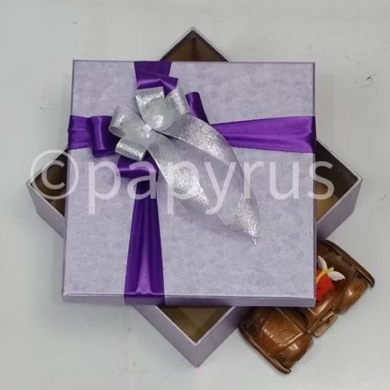 

PAPYRUS 22,5x22,5 Tinggi 5cm Kotak Kado Gift Box Hadiah KOTA KADO V1