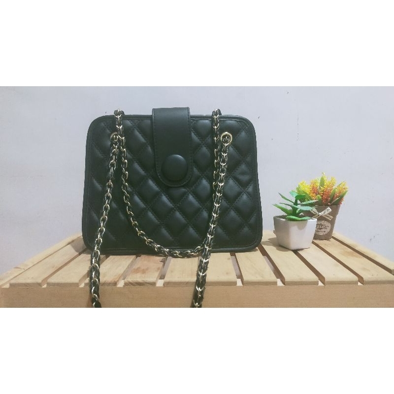 London Berry by Huer Reinna Quilted - Black