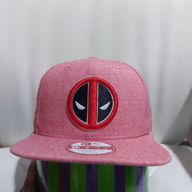 Topi New Era Deadpool pink