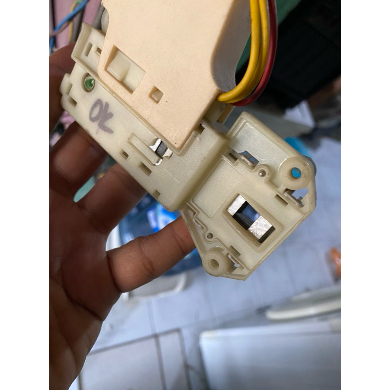 switch door lock mesin cuci Electrolux EWP 85752 ewp85752