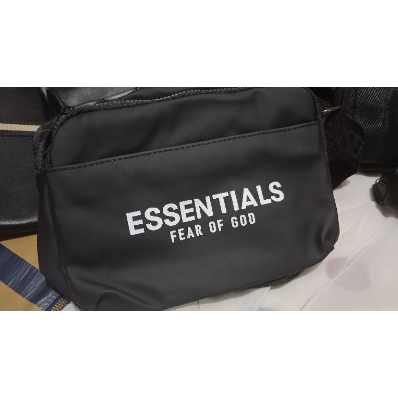 tas slempang bahu fear of god fog essentials warna hitam