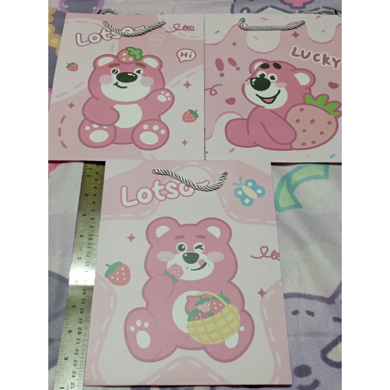 

Paperbag kado ulang tahun kertas kado karakter lotso lucu panjang 25cm