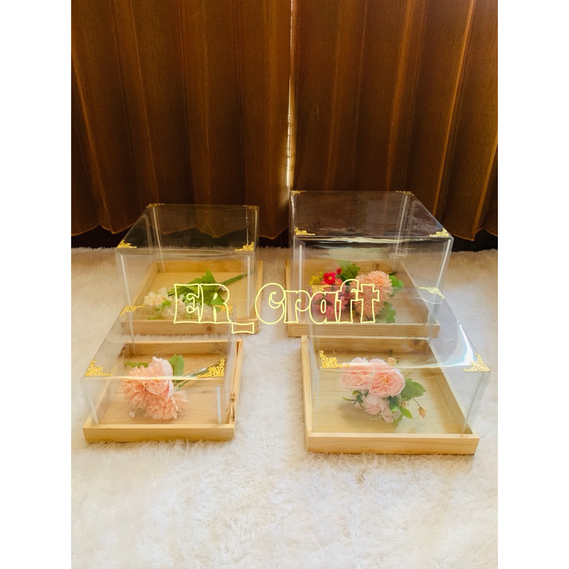 

Kotak hantaran kayu jati Belanda model kotak persegi sudah lengkap dengan tutup Mika plus siku