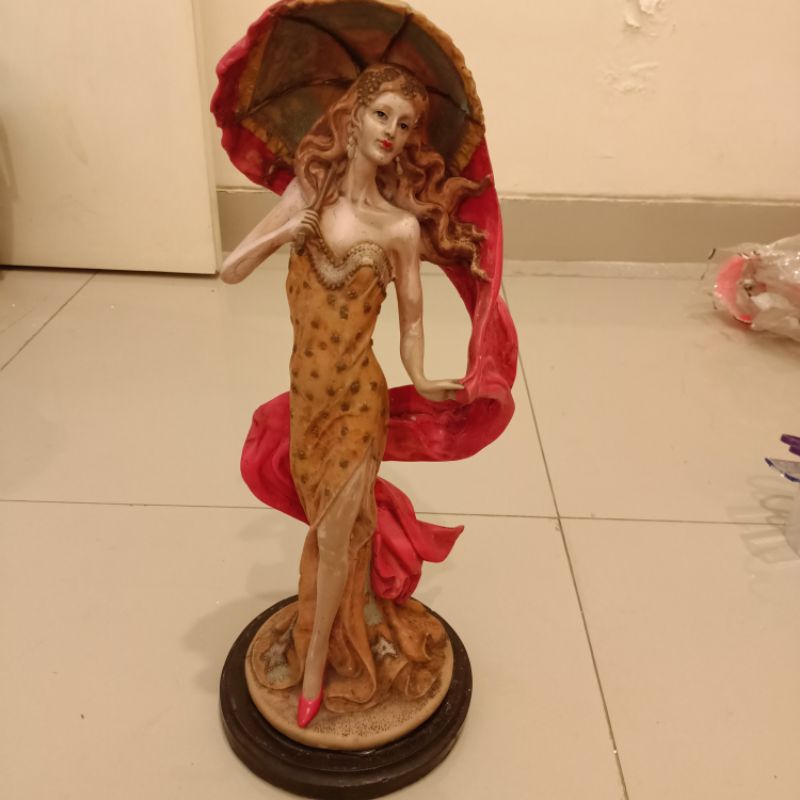Hiasan patung pajangan dekorasi rumah gadis wanita membawa payung selendang PRELOVED