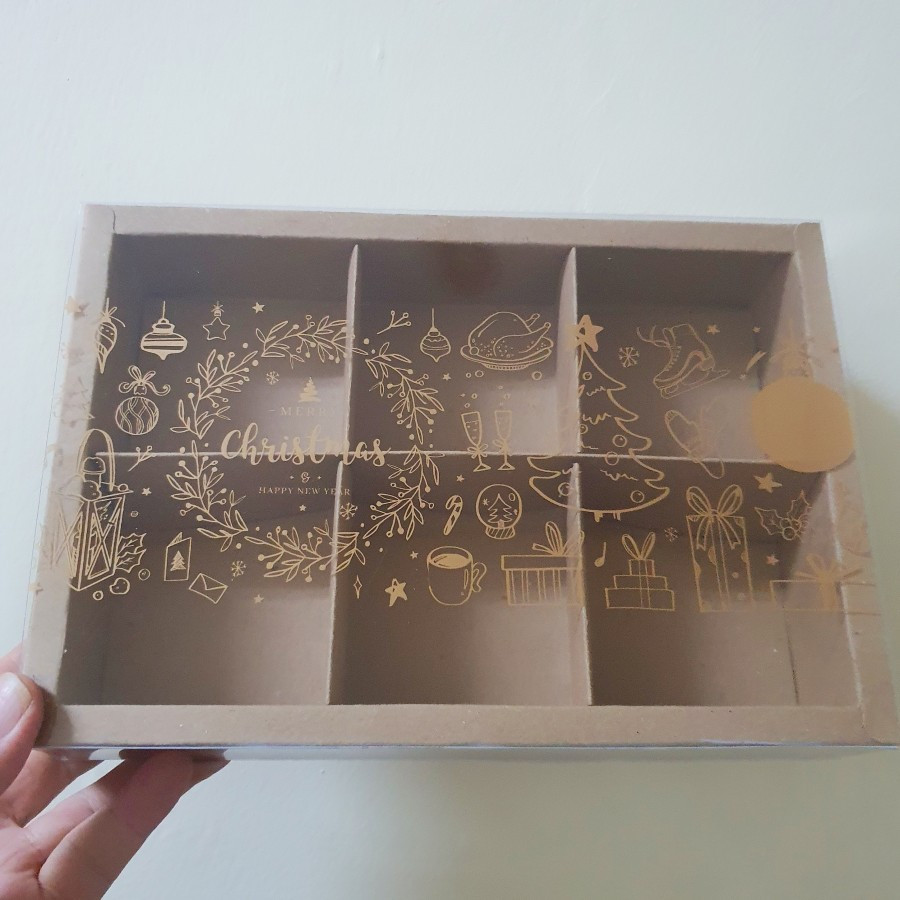 

1 Pack Isi 5 Pcs Dus Parcel Natal Mika Sekat 6 Coklat Box Motif Christmas Ukuran Ukuran 7.5x7.5x4.5 cm