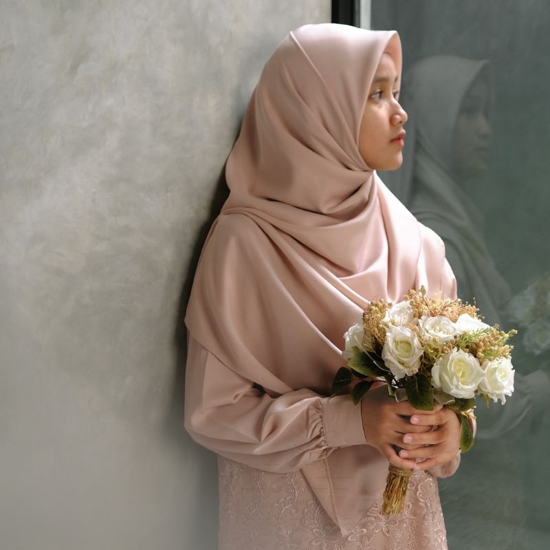 Khimar Square Satin Segiempat Glossy Wisuda Nikah Akad Hijab Alila Polos