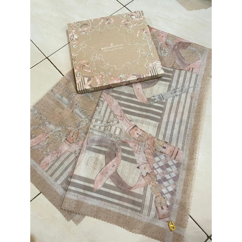 Preloved Buttonscarves chain 2 la Bella voile square Sand