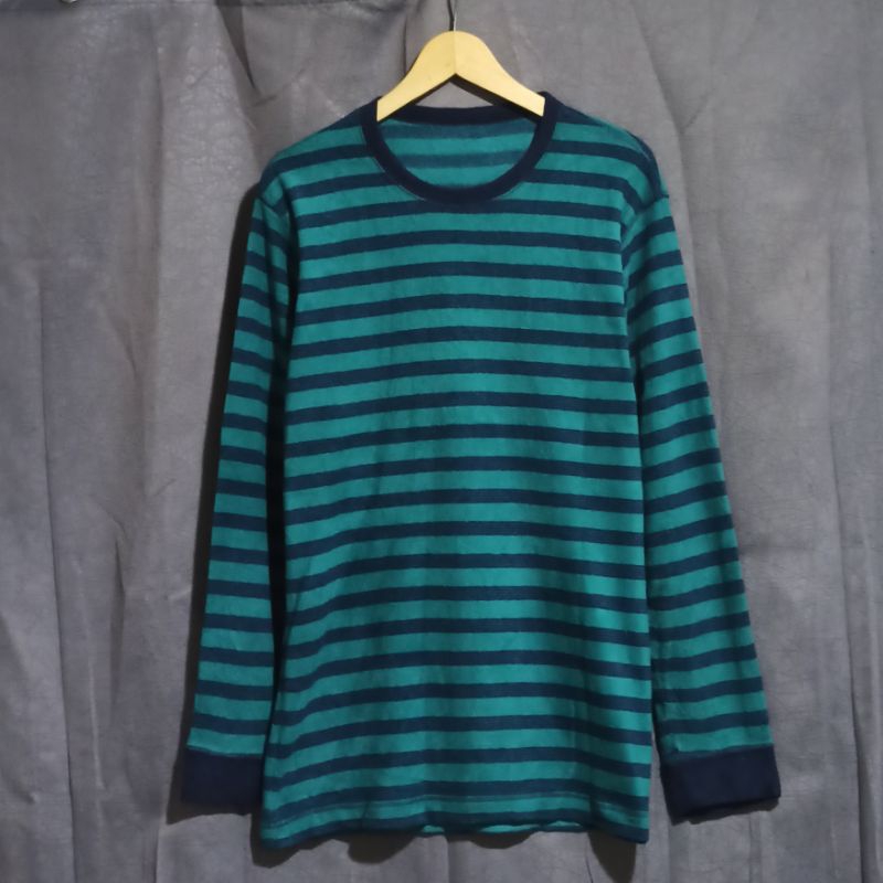 KAOS LIRIS UNIQLO SECOND ORIGINAL PRELOVED