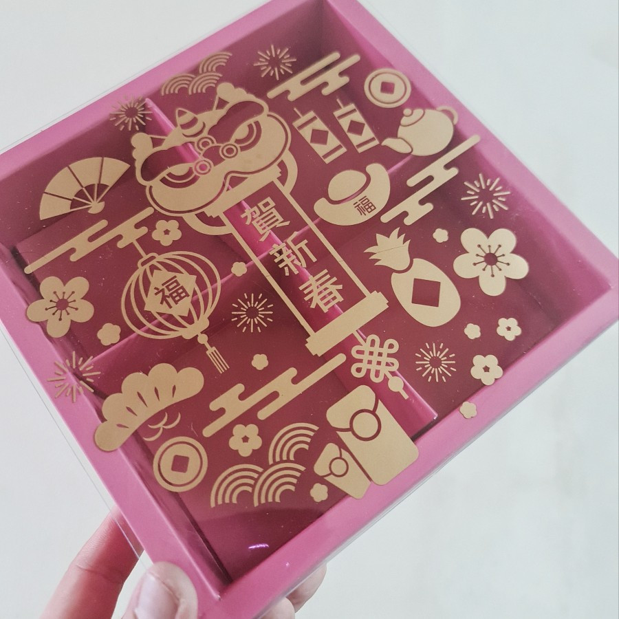 

1 Pack Isi 5 Pcs Dus Parcel Imlek Mika Sekat 4 Magenta Box Motif Chinese New Year Ukuran 19x19x5 cm