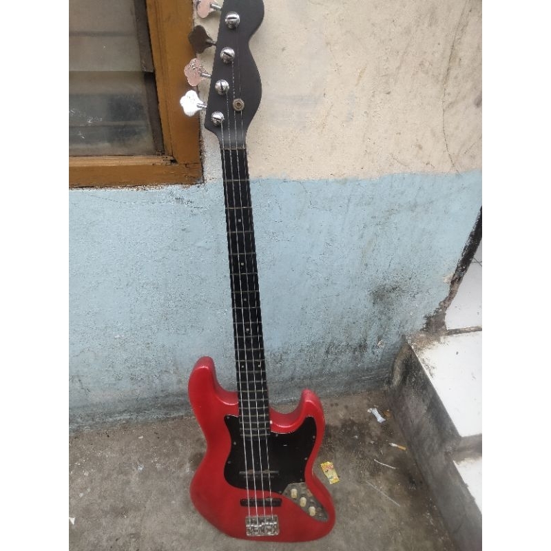 gitar listrik bass