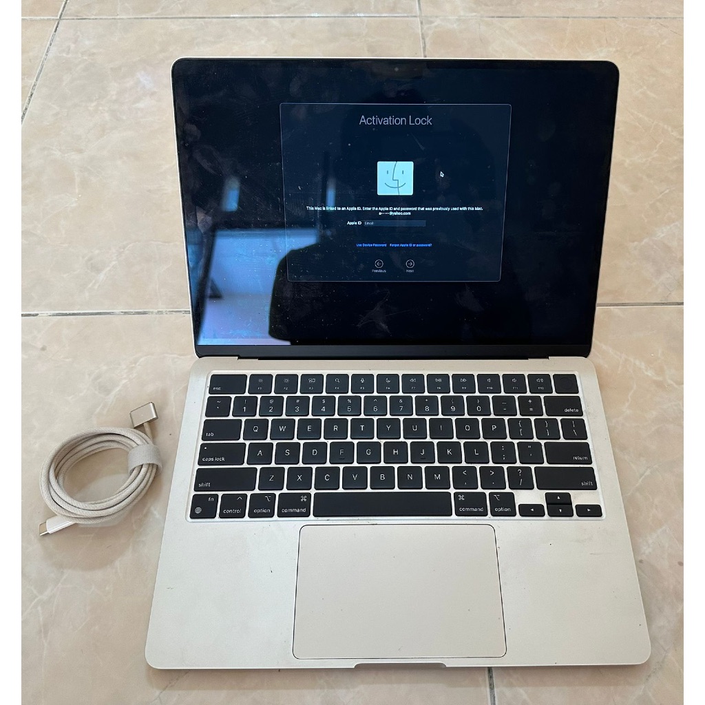 Macbook Air M2 2022 Silver 8/256gb iBox Lock iCloud/Terkunci yang paham aja