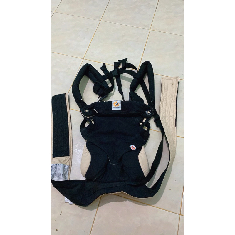 SOLD OUT ❌ergobaby four position 360 black  & camel