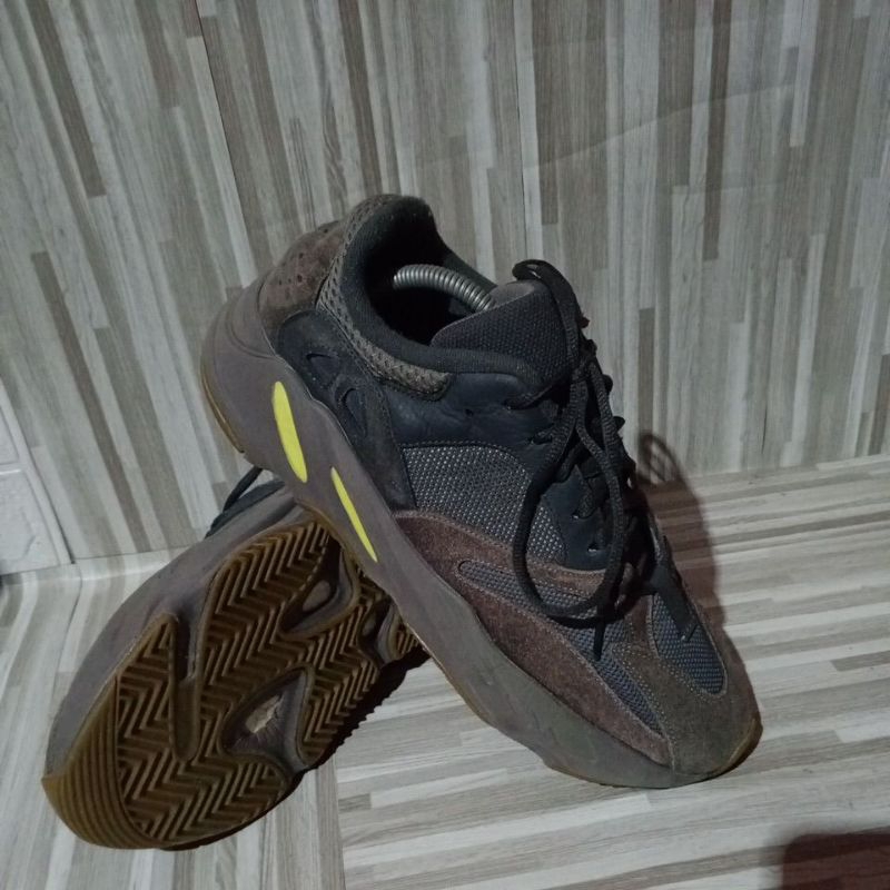 Sepatu Second Branded Adidas Yeezy 700 V2