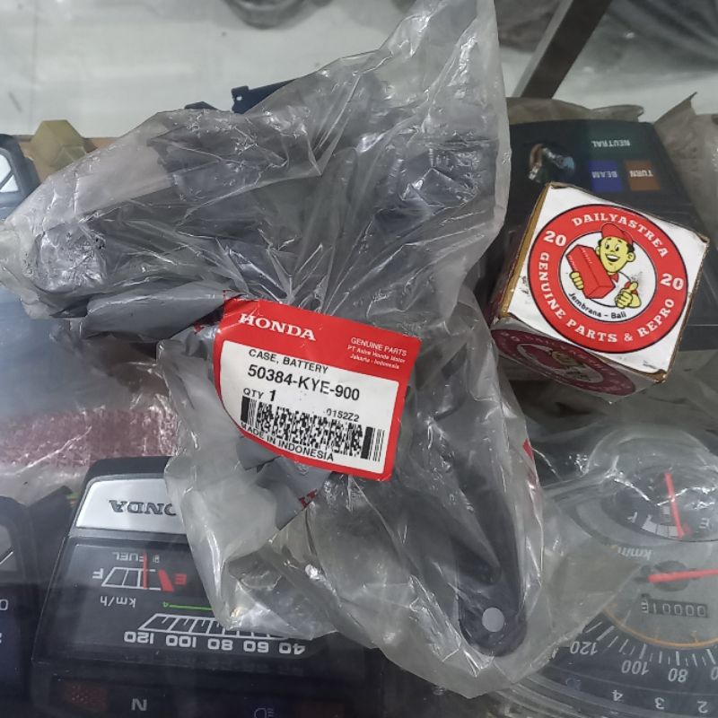 STAY BREKET BRACKET DUDUKAN TEMPAT AKI ACCU HONDA MEGAPRO MEGA PRO NEW PRIMUS ORIGINAL ORI 50384-KYE