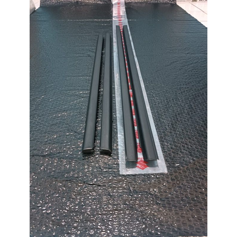 pelipit kaca luar mobil apv hitam original