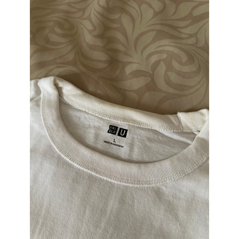 uniqlo basic white tee shirt
