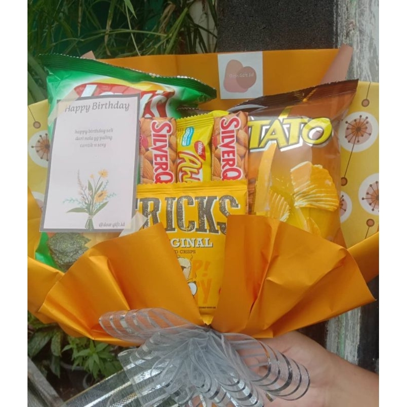

Buket Snack mix coklat (Free blank card) free kartu ucapan| Buket Jajan | Snack Bouquet | Handmade Pre-Order | Hadiah / Hampers | Kado Ulangtahun / Wisuda