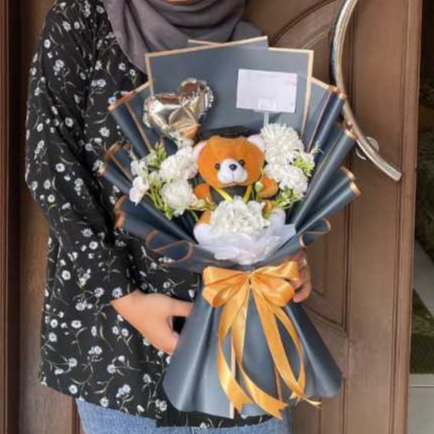 BUKET BONEKA WISUDA / BUCKET BONEKA / BUKET BUNGA DAN BONEKA / BUKET WISUDA / BUKET BUNGA / HADIAH W