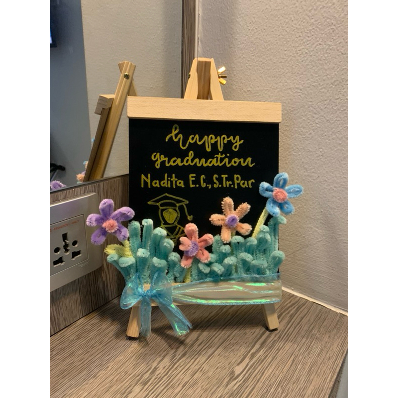 Karangan bunga mini, lettering akrilik, kado wisuda, kado murah, papan ucapan mini, papan ucapan, ha