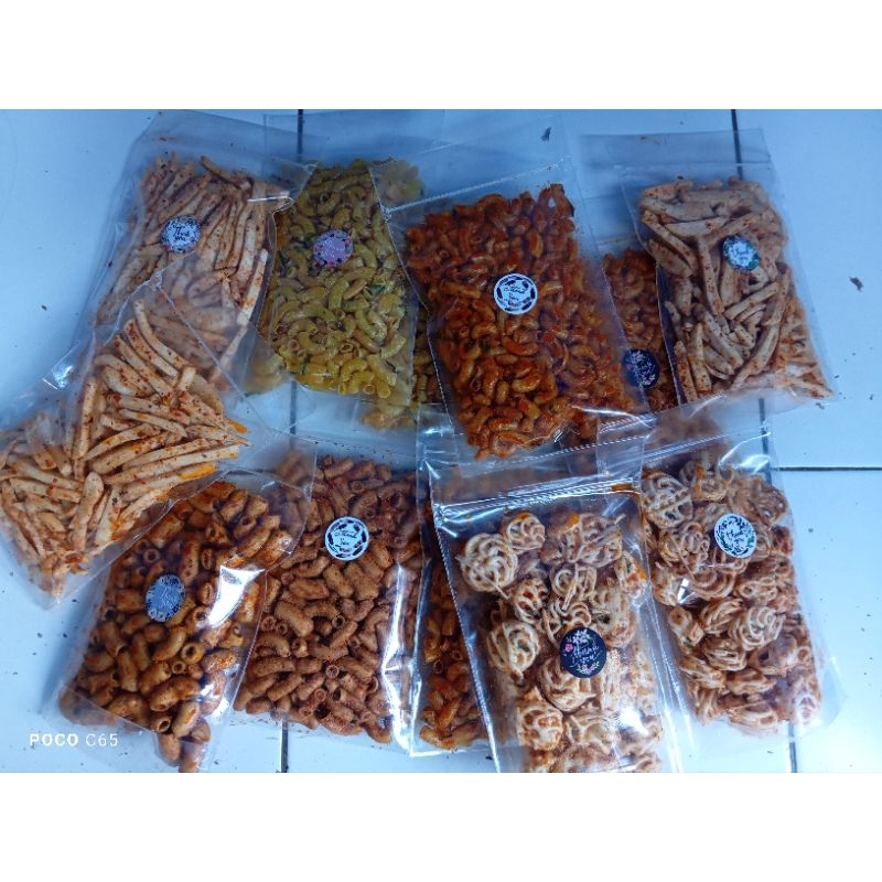 

kerupuk,seblak,bumbu,cikruh,pedo,basreng,makroni,bantet, makroni,kuning,kemplang