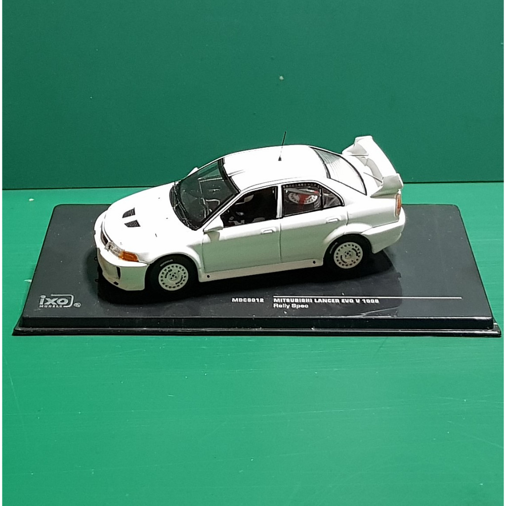 Ixo Mitsubishi Lancer Evo 5 rally spec white diecast 1 43
