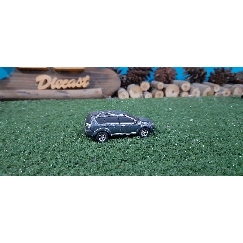 Diecast Miniatur Mitsubishi Outlander grey skala 1:64