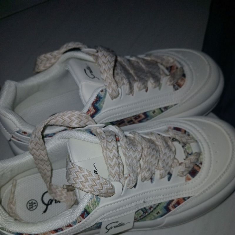 sepatu corolla (lihat deskripsi)