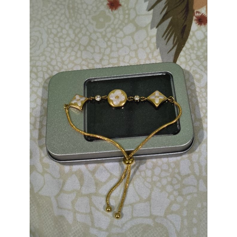 Gelang Serut Titanium Berbentuk Bunga Clover