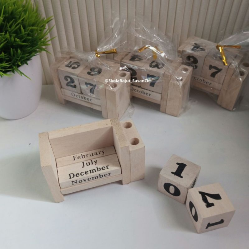 

Kalender abadi/Kalender kayu/Kalender astetik