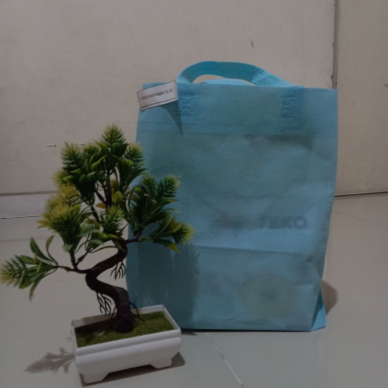 

TAS SPUNBOND TAS SOUVERNIR TAS HAJATAN 30X25 DENGAN LIPATAN SAMPING BAWAH 5CM