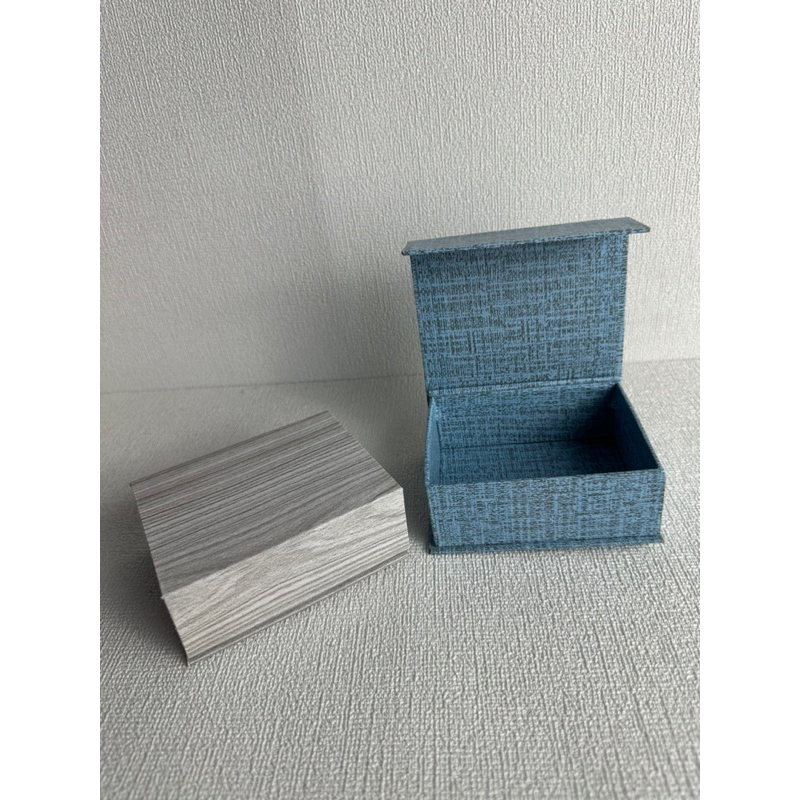 

KOTAK KADO DENGAN PENUTUP MAGNED/kotak kado -+ 11,5cm x 9,3cm x 4,5cm