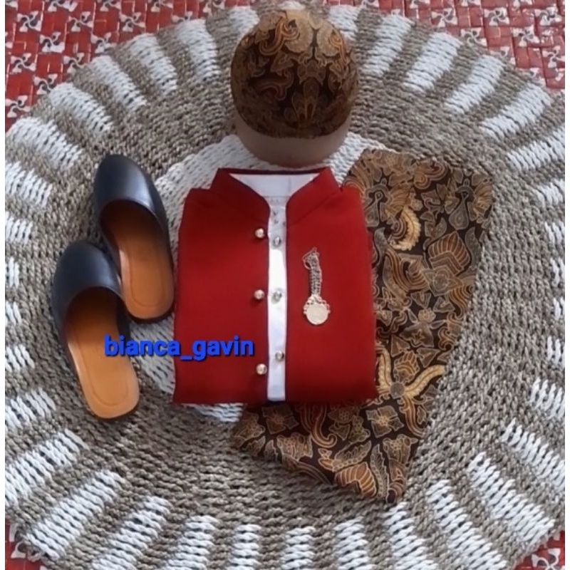 [1 Set] Beskap Hewes Maroon + Jarik Instan + Blangkon + Selop/ Baju Adat Jawa Pria, Motif Pisang Bal