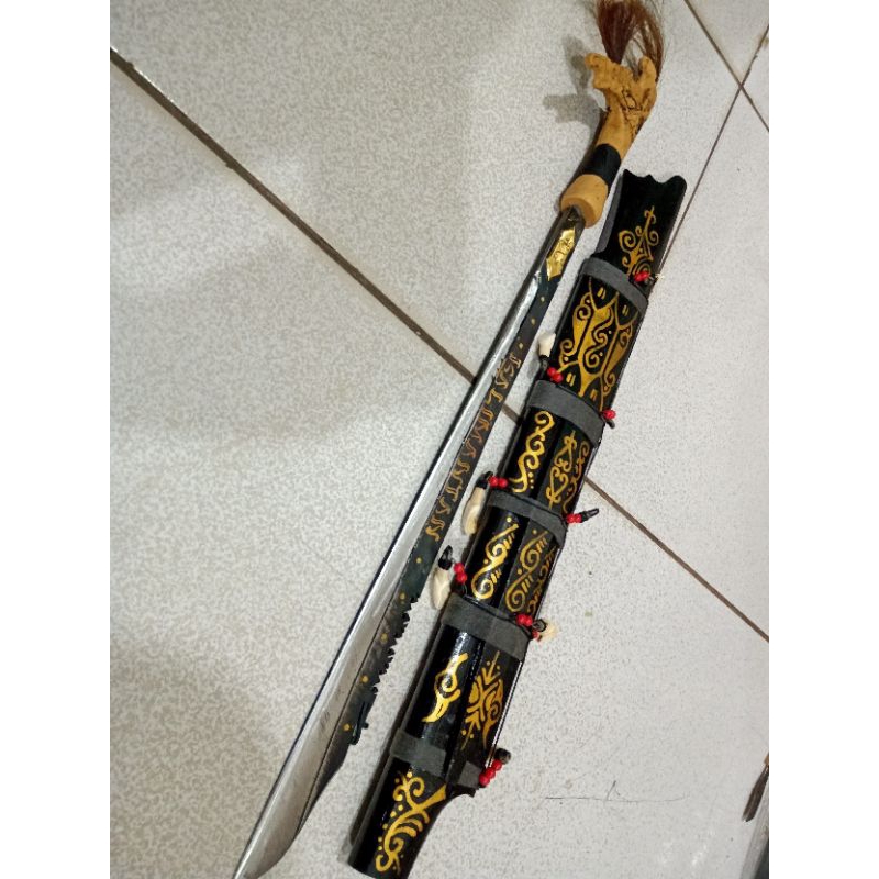 Mandau khas suku dayak kalimantan untuk hiasan dinding