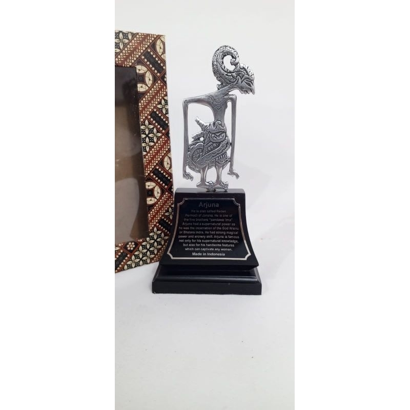 Uddjaya_ Plakat Souvenir Wayang Arjuna Logam Putih Keterangan Bahasa Inggris