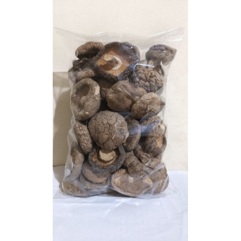 

JAMUR SHITAKE KERING / JAMUR PAYUNG / SIANG KU / HIOKO - 50 GR