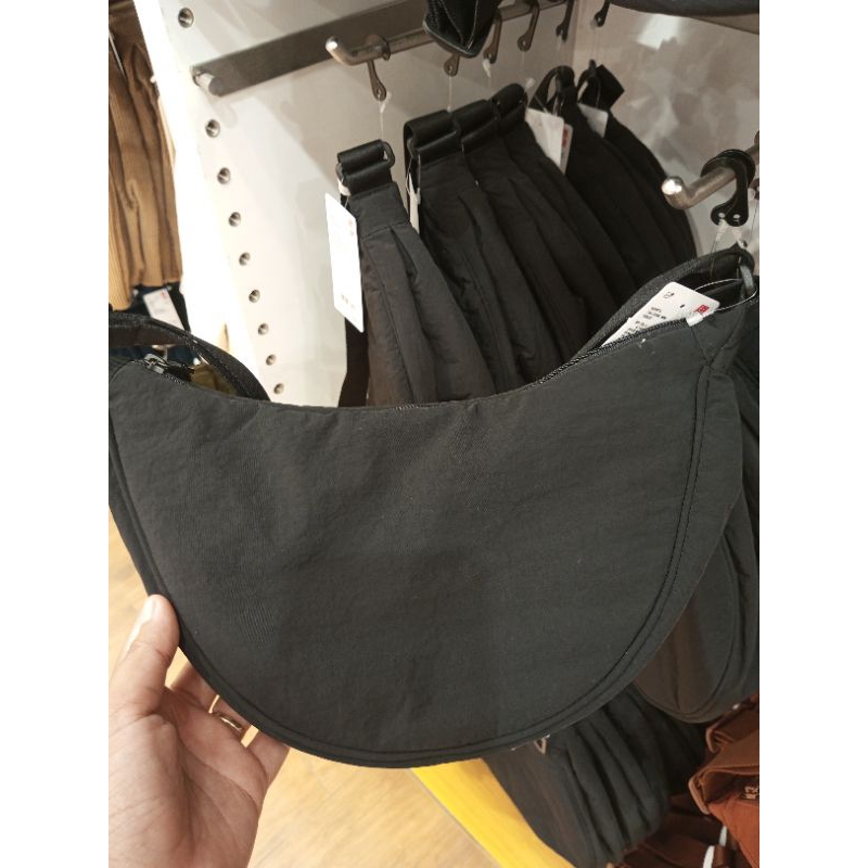 TAS SELEMPANG UNIQLO ORIGINAL BEST SELLER