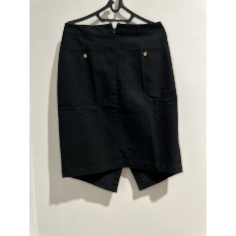 rok merk The Executive. LP: 80cm. Panjang rok: 60cm