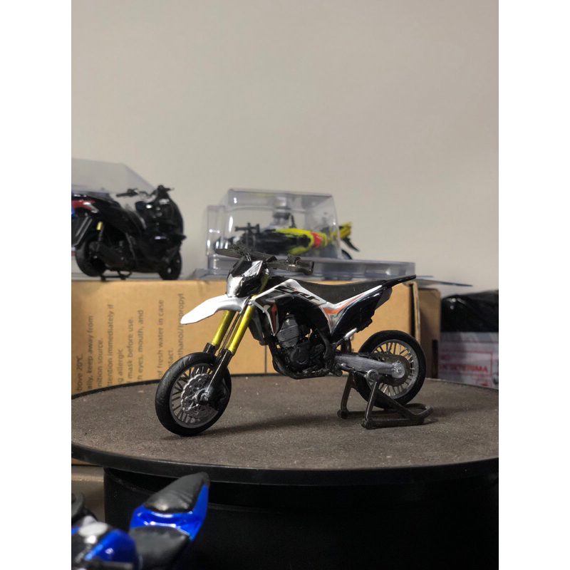 Miniatur motor honda crf 150 skala 1:20
