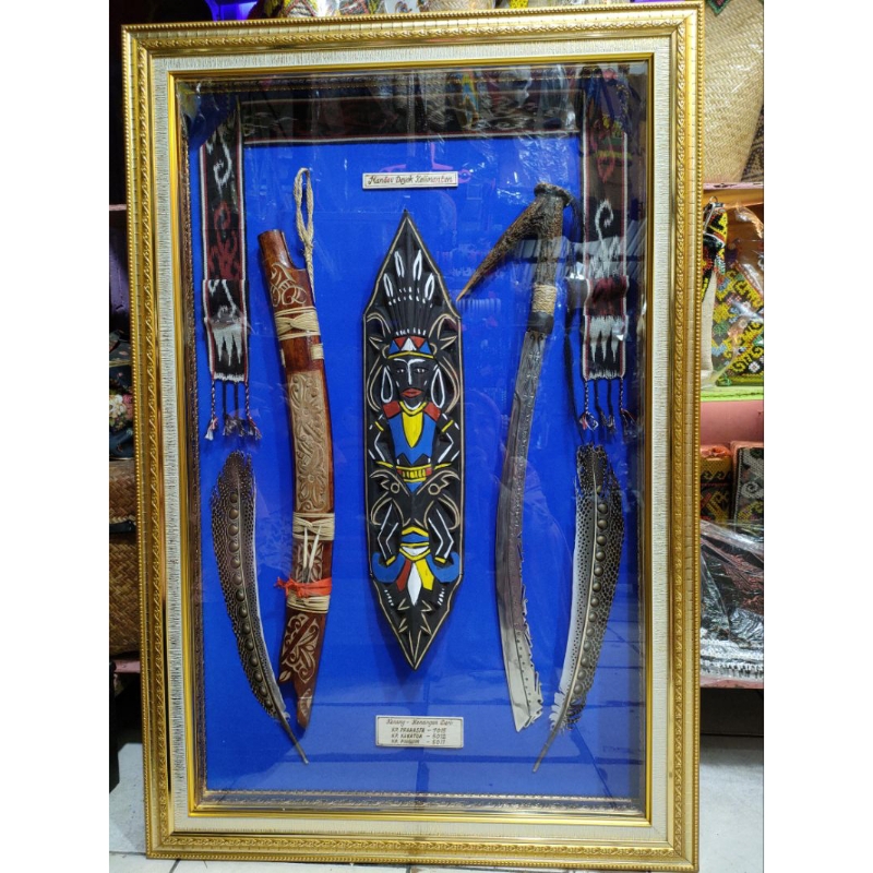 PAJANGAN MANDAU DAYAK / PAJANGAN FIGURA MANDAU PERISAI DAYAK / AKSESORIES CINDERAMATA DAYAK