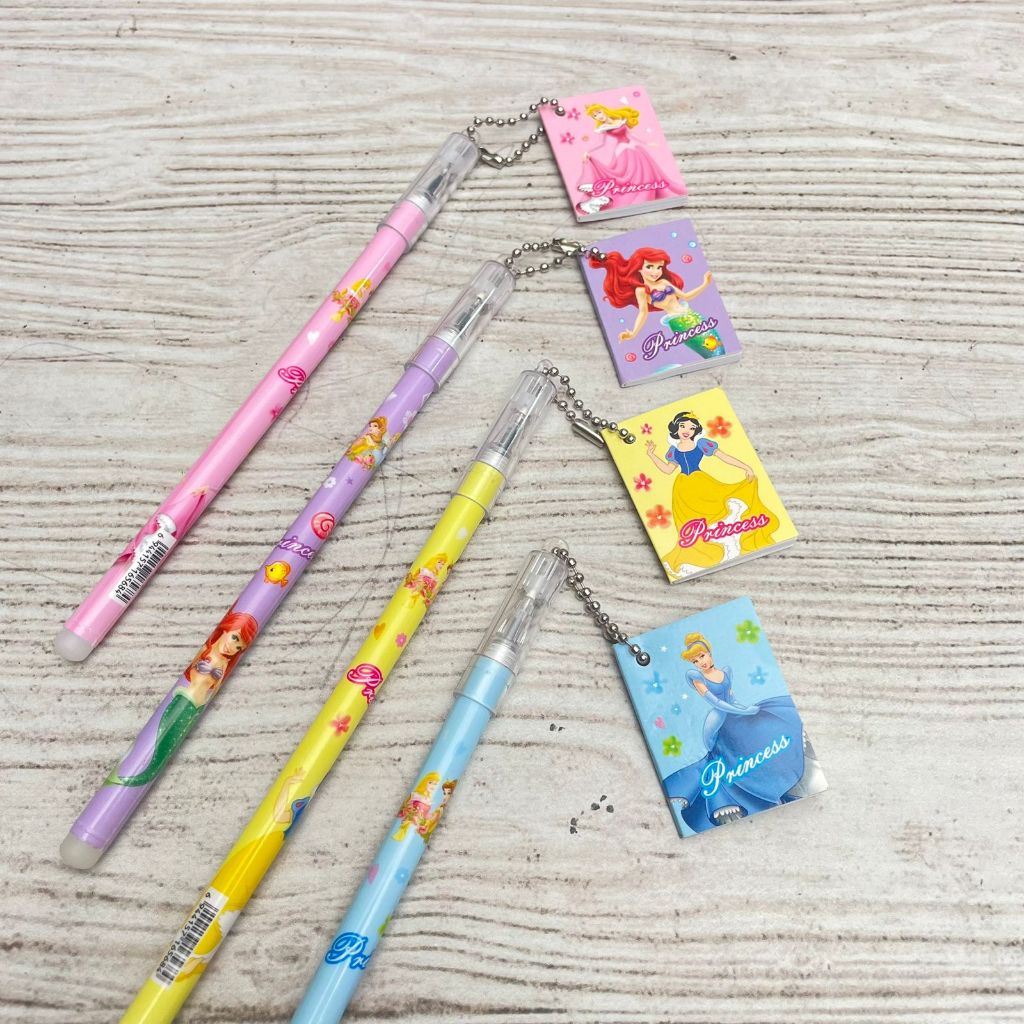 

Pulpen Gantungan Buku Princess Cute Lucu Cantik Favorit Anak Tinta Gel Hitam / Pen Gantungan Buku Princes Ready 4 Variant Warna Alat Tulis Sekolah Kekinian Harga Termurah Bisa Grosir dan COD