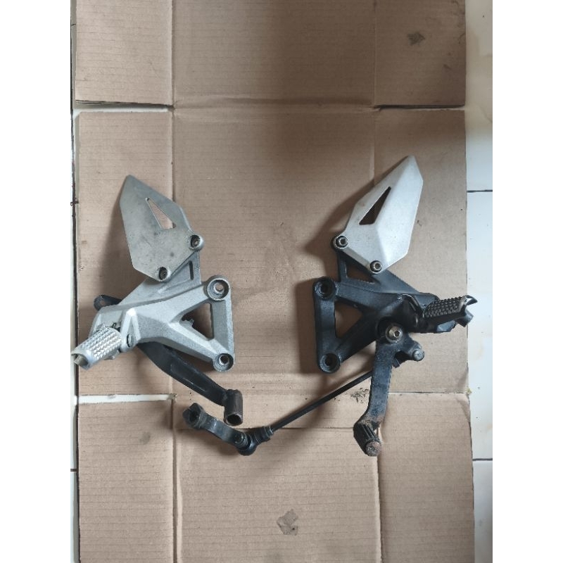 FOOTSTEP BOSTEP FOTSTEP DEPAN UNDERBONE PIJAKAN KAKI DEPAN ORIGINAL NEW CBR250RR CBR 250RR CBR 250 R
